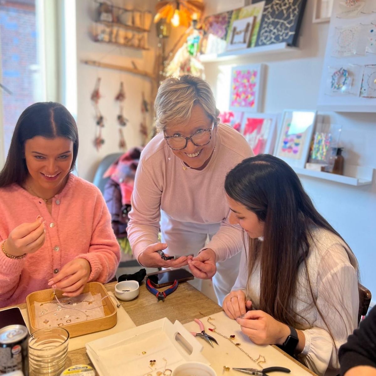 Animatrice guidant deux participantes à l'atelier bijoux de Nivelles — L'Atelier en Ville