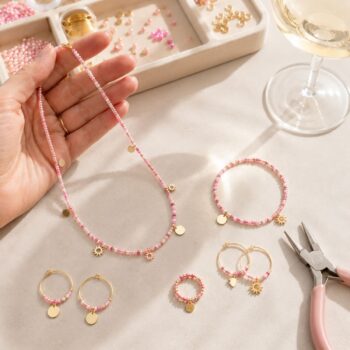 Collier de perles roses et bracelet créés lors d'un atelier bijoux Nivelles — L'Atelier en Ville