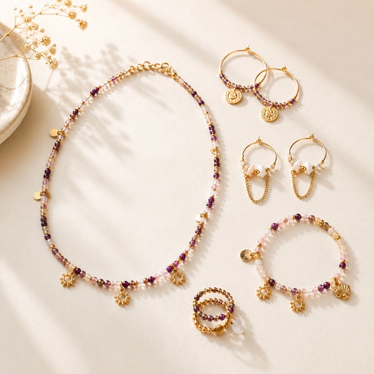 Collier violet et boucles d'oreilles créoles faits main — atelier bijoux Nivelles — L'Atelier en Ville