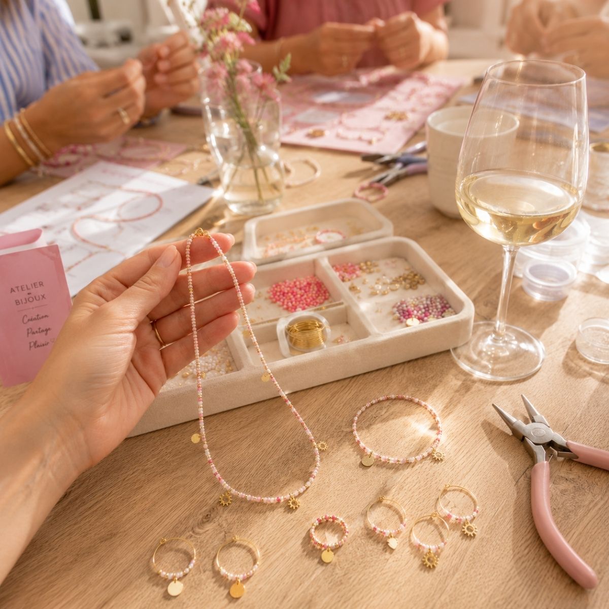 Collier perles roses et boucles créoles dorées réalisés à l'atelier bijoux Nivelles — L'Atelier en Ville