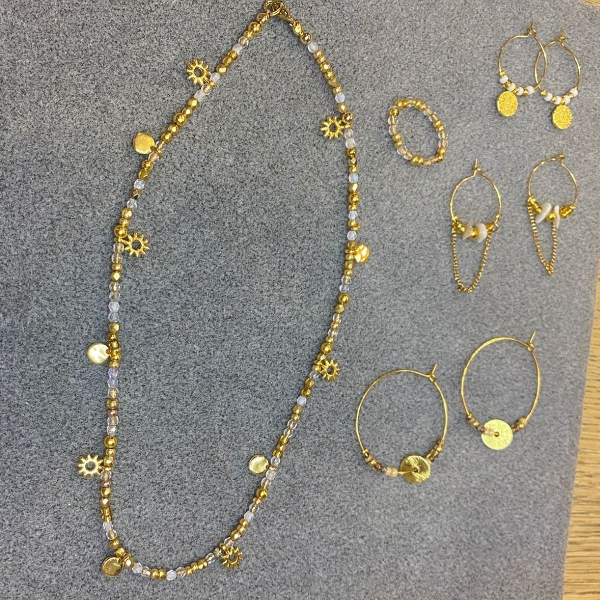Collier doré et nacré et boucles variées faits main — atelier bijoux Nivelles — L'Atelier en Ville
