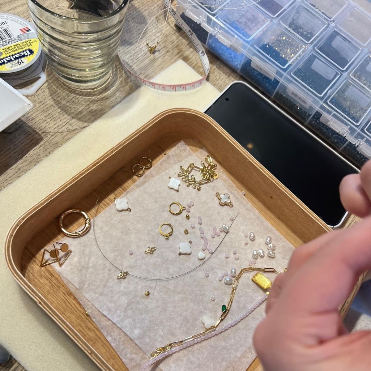 Gros sur le matéreil pour réaliser ses bijoux faits main — atelier bijoux Nivelles — L'Atelier en Ville