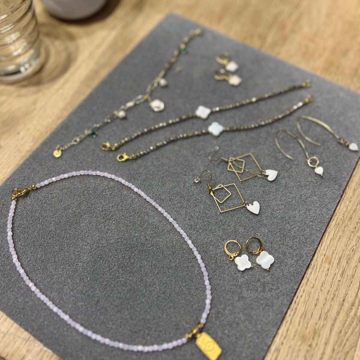 Collier et boucles dorées avec perles blanches — atelier bijoux Nivelles — L'Atelier en Ville