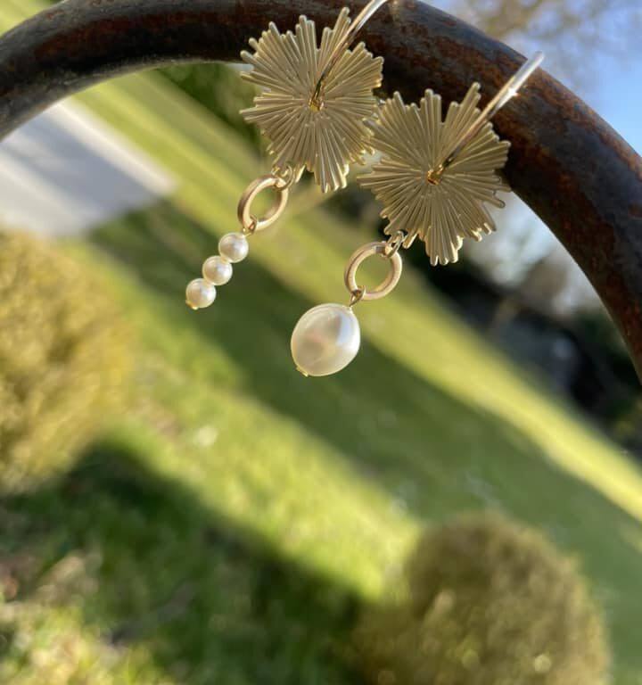 Boucles d’oreilles dorées avec perles blanches réalisées à la main lors d’un atelier bijoux à L’atelier en ville à Nivelles