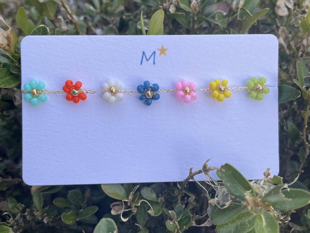 Bracelet fait main avec petites fleurs multicolores réalisé lors d’un atelier bijoux à L’atelier en ville à Nivelles