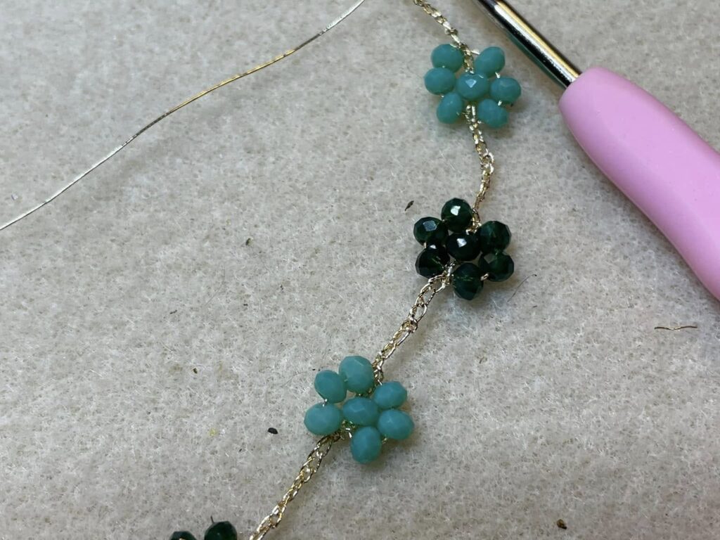 Détail d’un bracelet fleuri en perles réalisé au crochet pendant un atelier bijoux à L’atelier en ville à Nivelles
