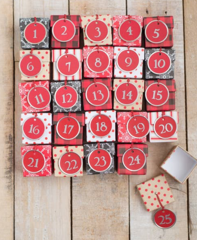 Série de petites boîtes aux couelurs de noel numérotées pour créer un beau calendrier de l'avent_l'atelier en ville_nivelles