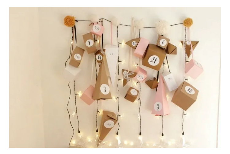 Guirlande lumineuse remplie de petites boites cadeau pour faire un calendrier de l'avent
