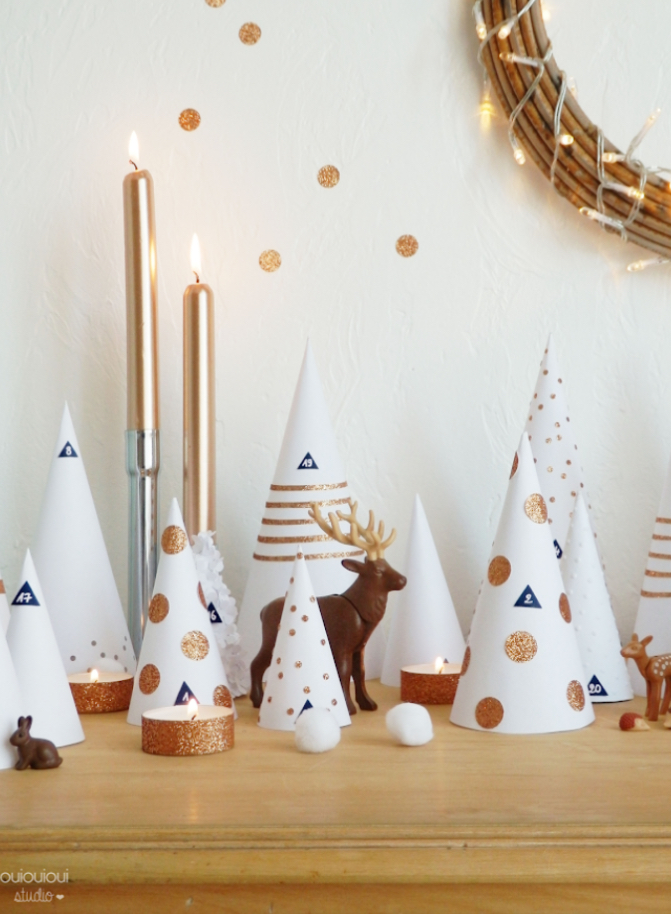 calendrier de l'avent en petits sapins côniques décorée et cadeaux dedans_atelier calendrier de l'avent_l'atelier en ville_nivelles