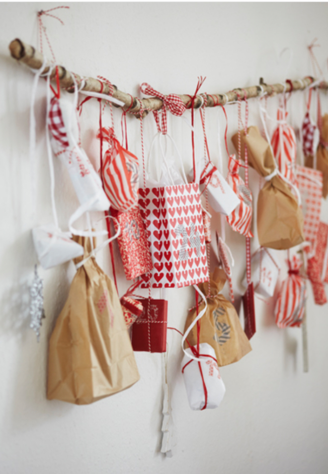 calendrier de l'avent bois suspendu avec rubans portant des cadeaux _atelier calendrier de l'avent_l'atelier en ville_nivelles