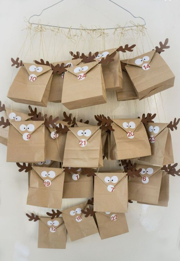 Calendrier de l'avent sous forme de plein de petites boites décorées comme des petits cerfs avec des yeux et des cornes _l'atelier en ville_Nivelles