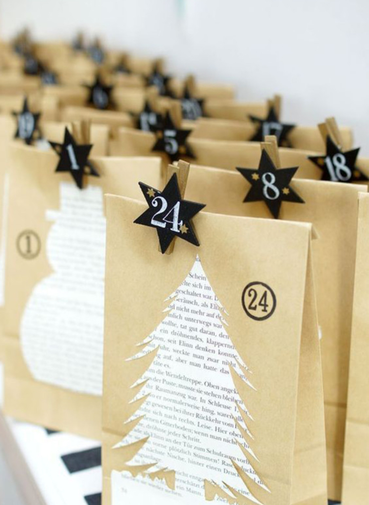 Calendrier de l'avent sous forme d'enveloppes décorées avec des petites formes de Noel et des numéros sur des étoiles avec les numéros de jours_l'atelier en ville_nivelles