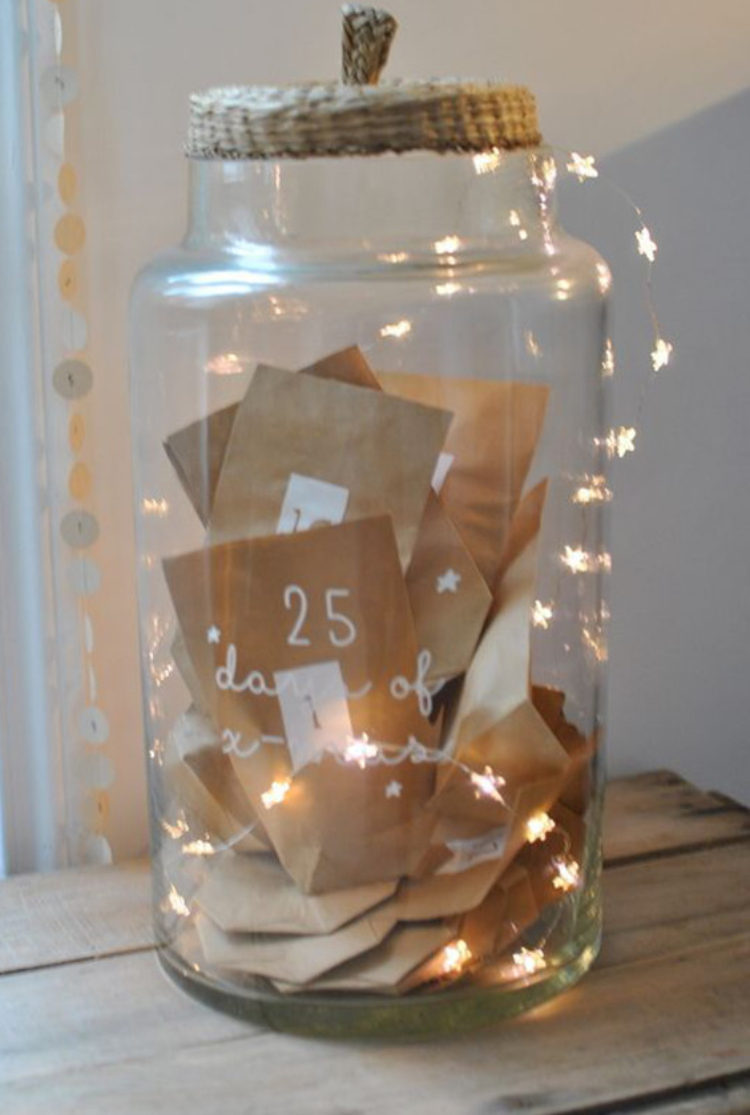 Calendrier de l'avent Vase rempli de petites enveloppes numérotées et d'une petite guirlande lumineuse