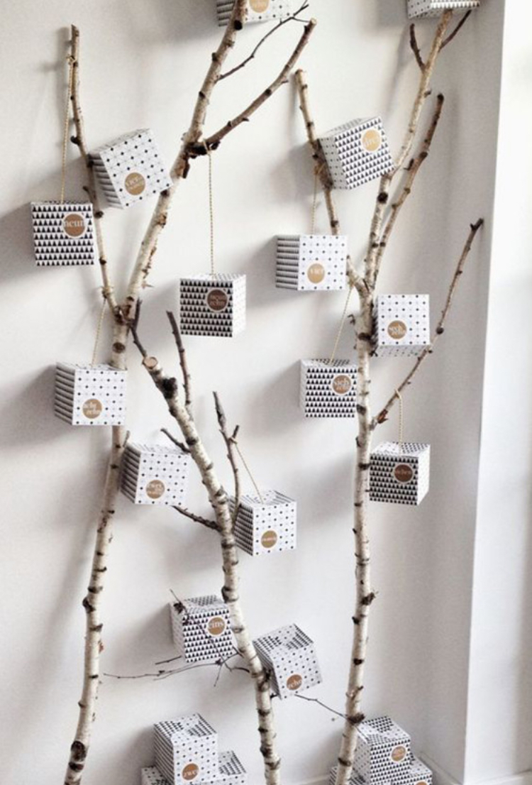 Calendrier de l'avent avec plein de petites boites cadeaux suspendues_l'atelier en ville_Nivelles
