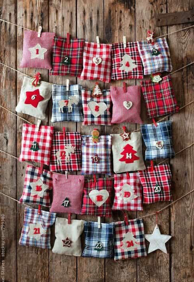 Calendrier de l'avent sous forme de fils à linge avec plein de petits sacs aux couleurs de noel suspendus avec des petits numéros décoratifs_l'atelier en ville_nivelles