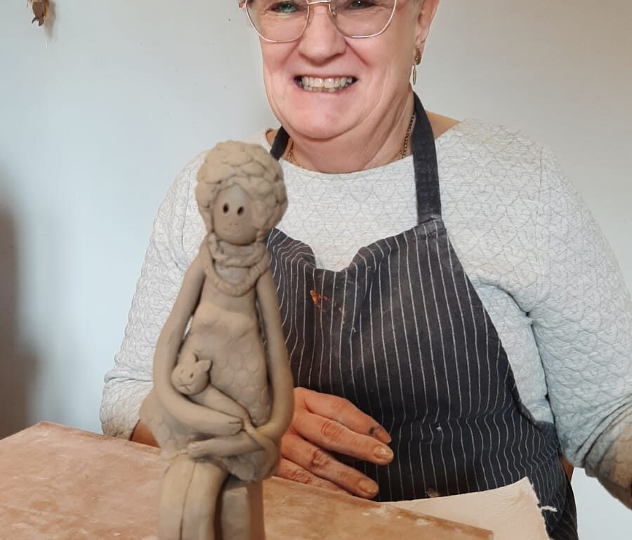 Création en terre d'une femme avec son petit personnage féminin adorable