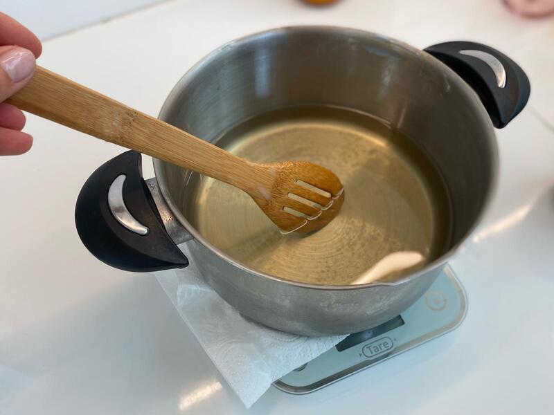 Cire végétale fondue et pesée avec précision lors d’un atelier refill bougies à Nivelles