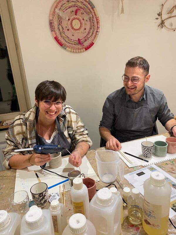 Participants rechargeant leurs contenants lors d’un atelier refill bougies à Nivelles