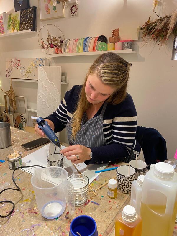 Participants lors d’un atelier refill bougies à Nivelles, recharge de contenants avec cire végétale