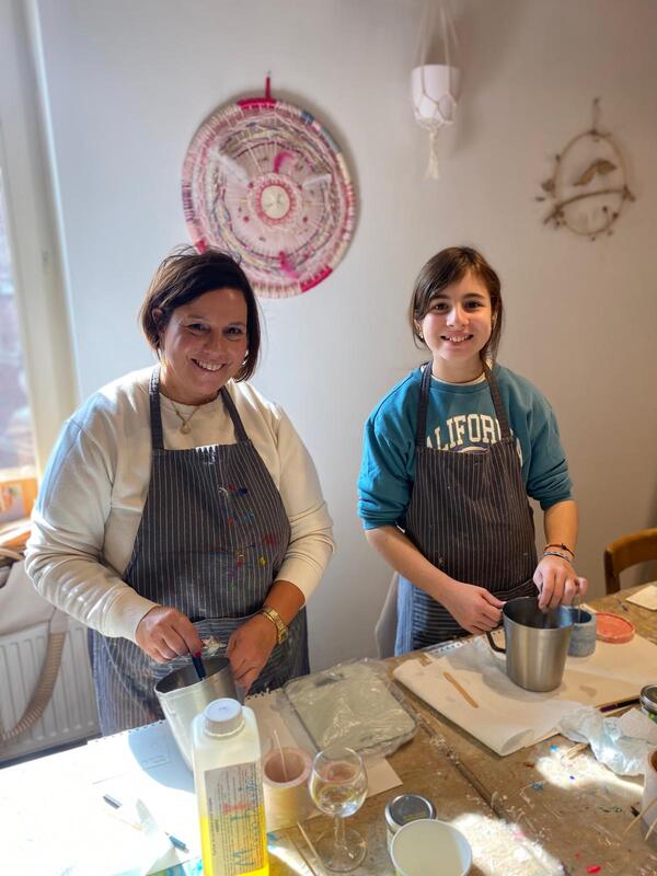 Atelier refill bougies à Nivelles, adulte et enfant rechargeant des contenants avec cire végétale