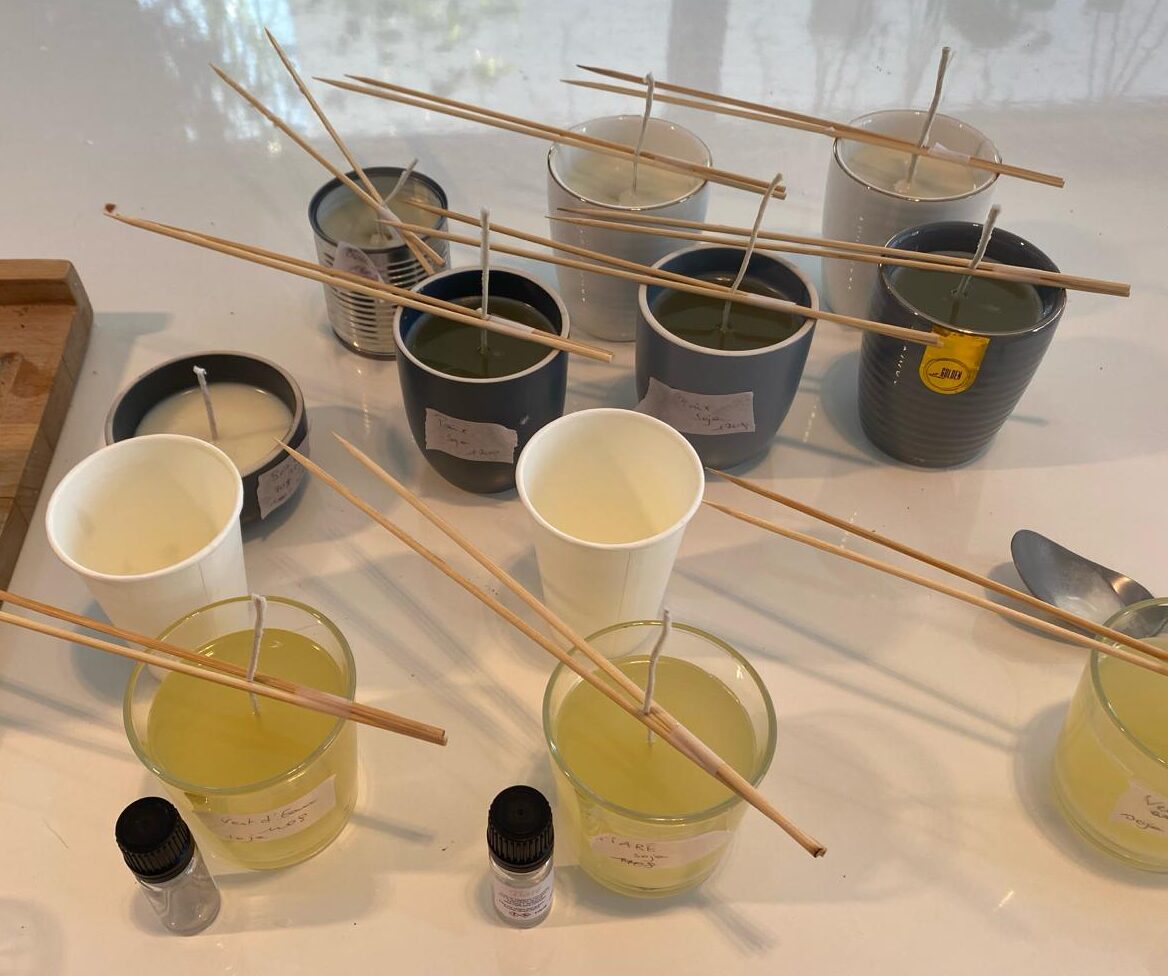 Atelier refill bougies à Nivelles avec recharge de contenants en cire végétale et mèches en place