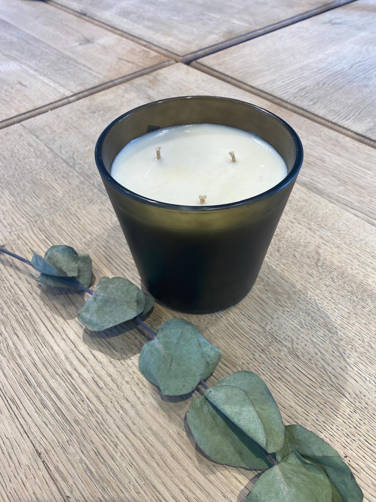 Bougie multi-mèches en verre rechargée avec de la cire végétale lors d’un atelier refill bougies à Nivelles