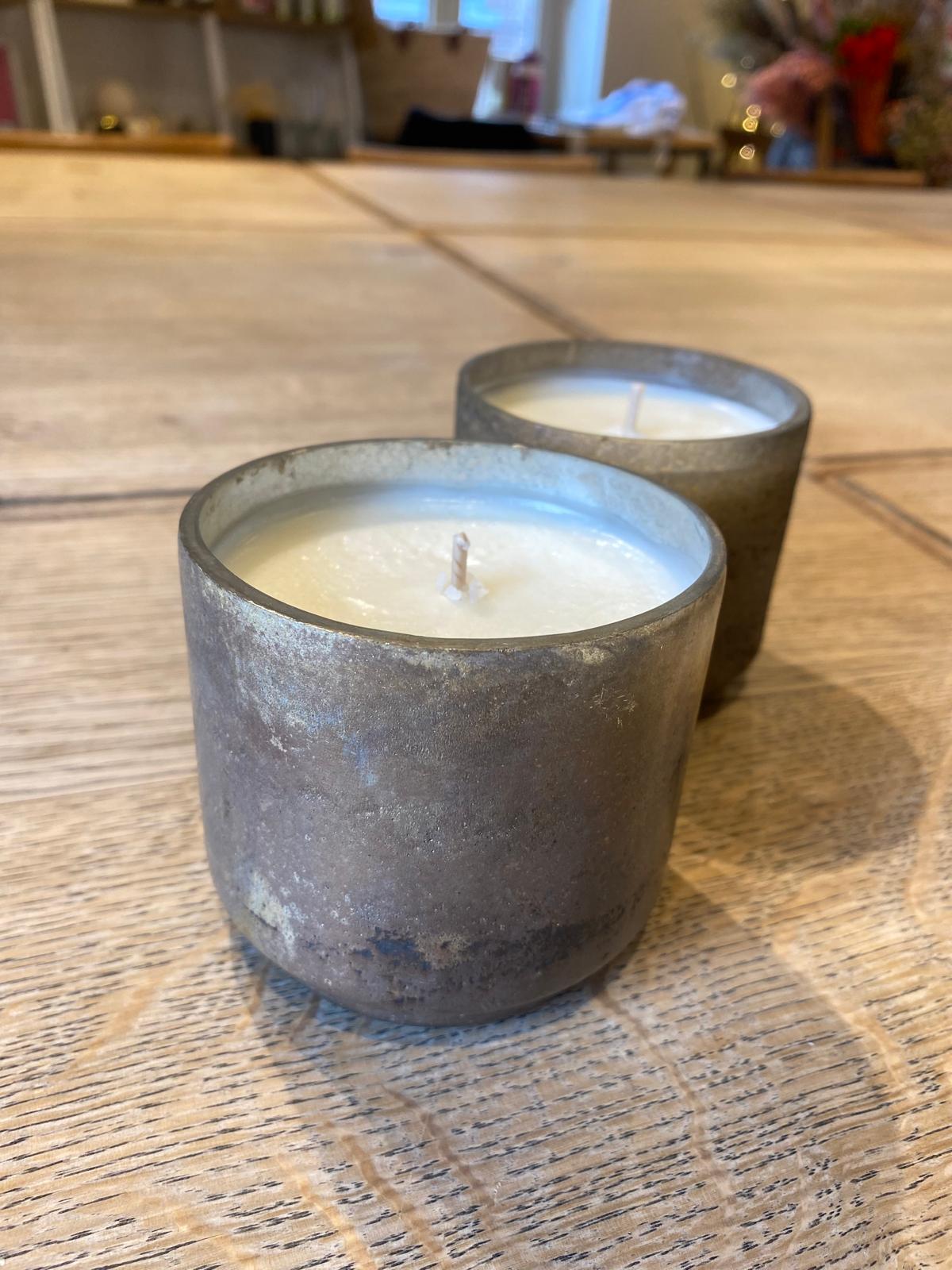 Bougies rechargées dans des contenants minéraux avec de la cire végétale lors d’un atelier refill bougies à Nivelles