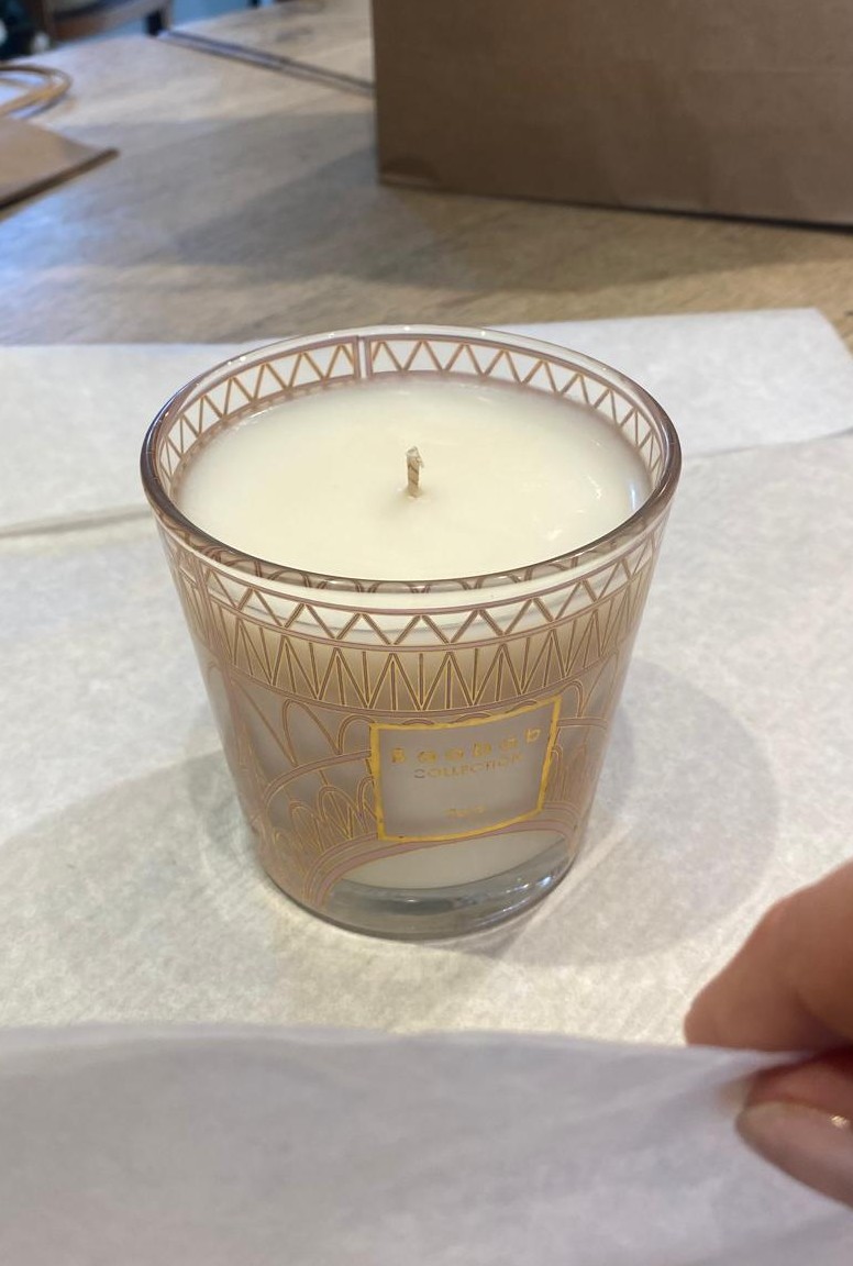 Bougie en contenant en verre rechargée avec de la cire végétale lors d’un atelier refill bougies à Nivelles