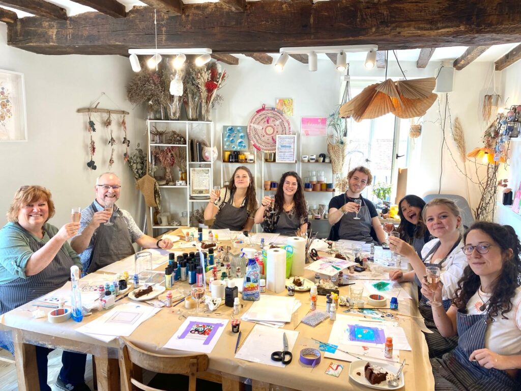 Atelier privé créatif à Nivelles pour un anniversaire en famille – groupe convivial autour d’une table
