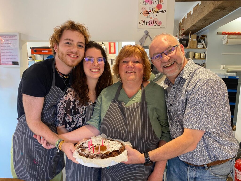 Anniversaire adulte organisé dans un atelier créatif à Nivelles avec gâteau d’anniversaire