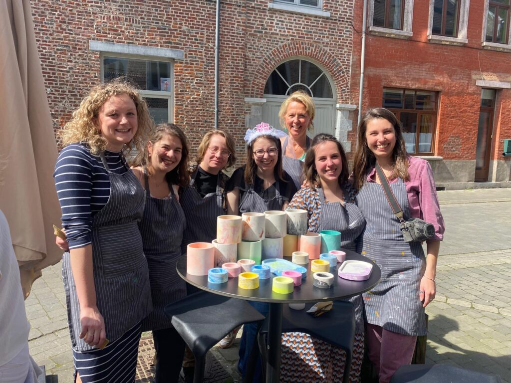 Groupe EVJF à Nivelles fier de ses créations après un atelier créatif