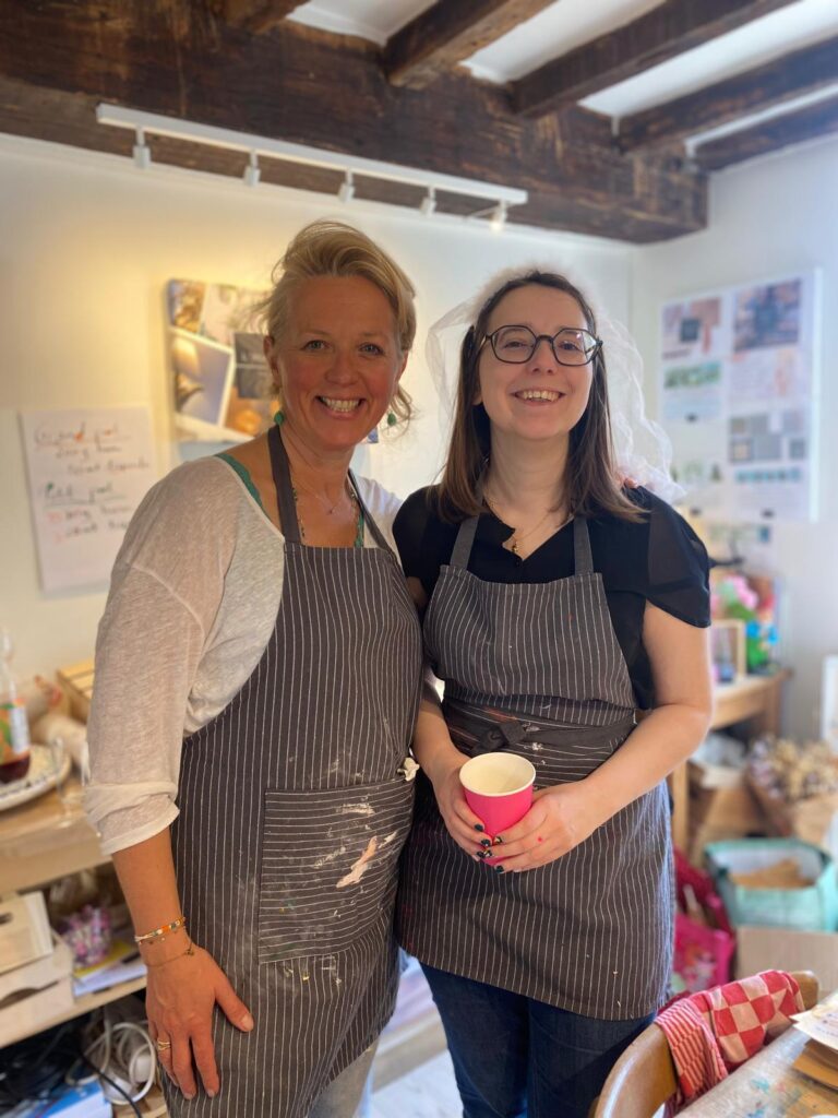 Future mariée lors d’un EVJF à Nivelles dans un atelier créatif convivial
