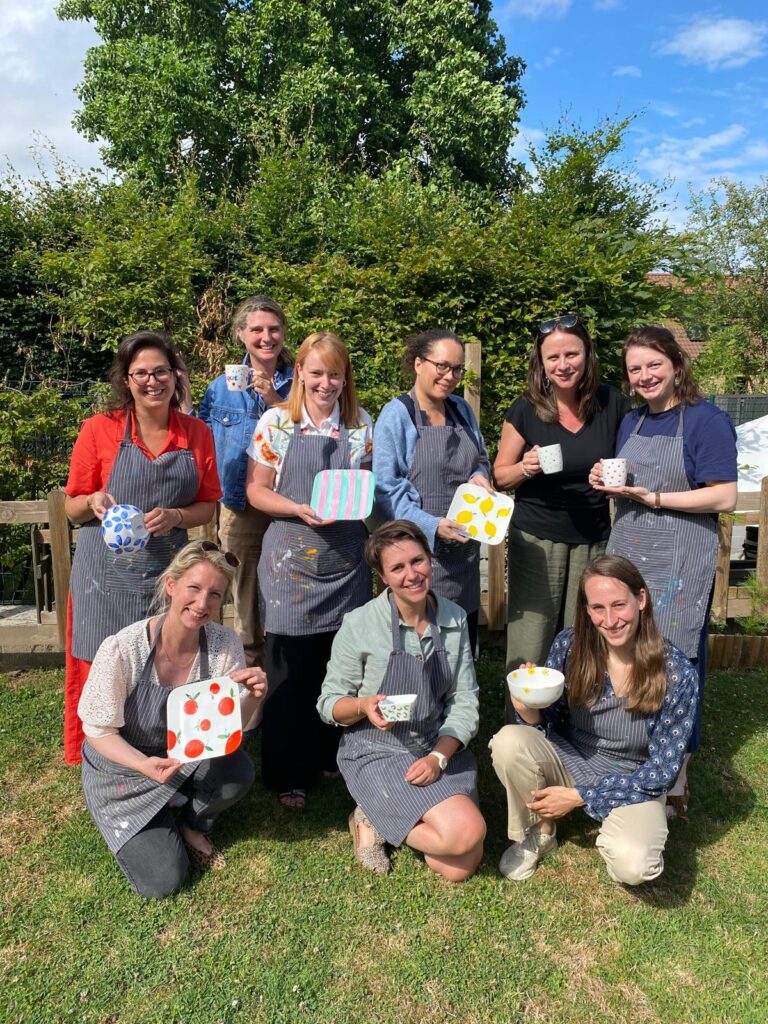Team building étude notariale à Nivelles – atelier peinture sur céramique au jardin