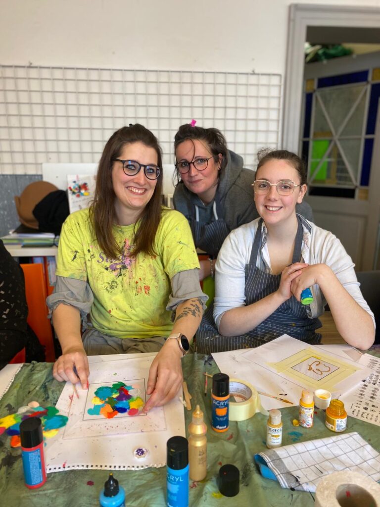 trio du groupe en team building peinture sur plexi à Nivelles