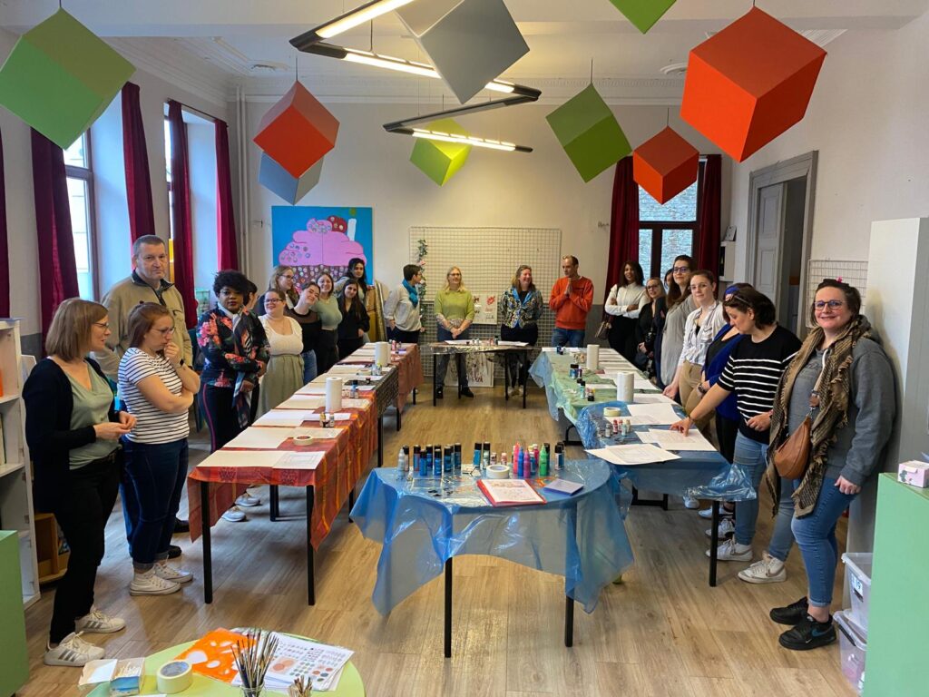 Team building créatif pour une crèche à Nivelles – atelier peinture sur plexi en groupe