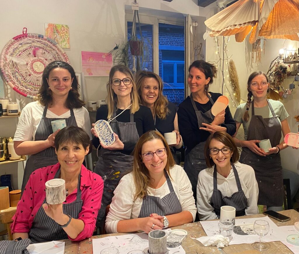 Atelier privé créatif pour association à Nivelles – groupe en activité autour d’une table