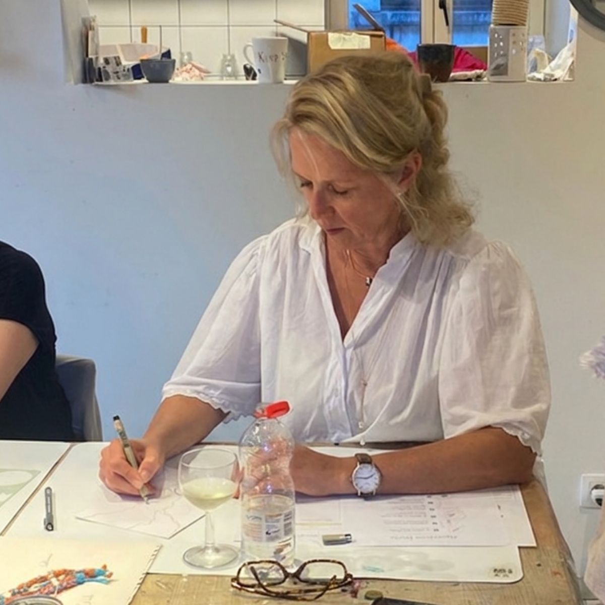 Participante réalisant un exercice d’art neurographique lors de l’Atelier Déclic à Nivelles