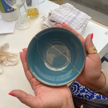 Bol bleu réparé selon la technique du kintsugi lors d'un atelier créatif à Nivelles