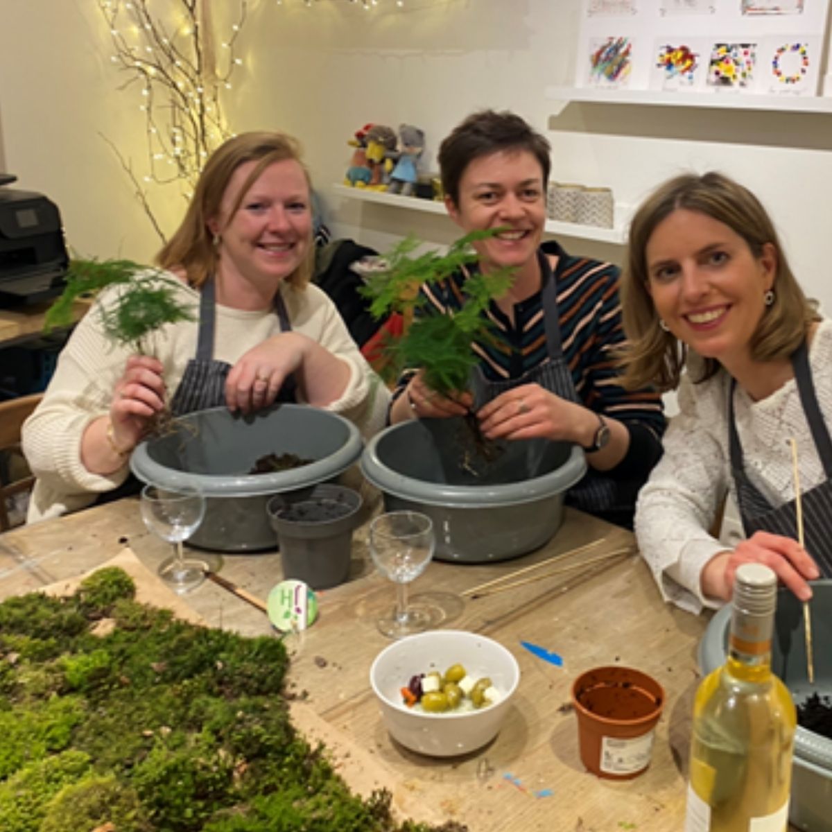 Groupe de 3 copines créant leurs kokedama à Nivelles — L'Atelier en Ville